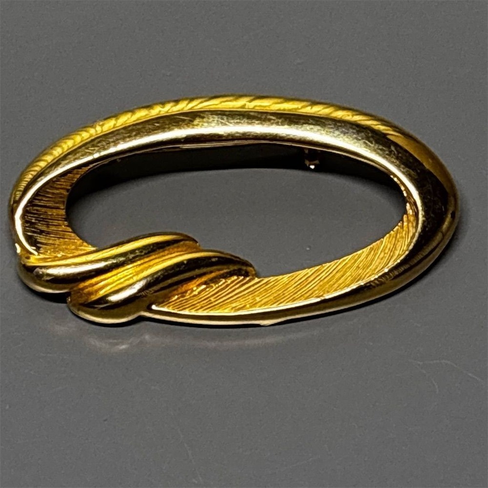 MJ ENT Brooch Gold Tone Oval Abstract Knot Textured Modern Vintage Pin‎